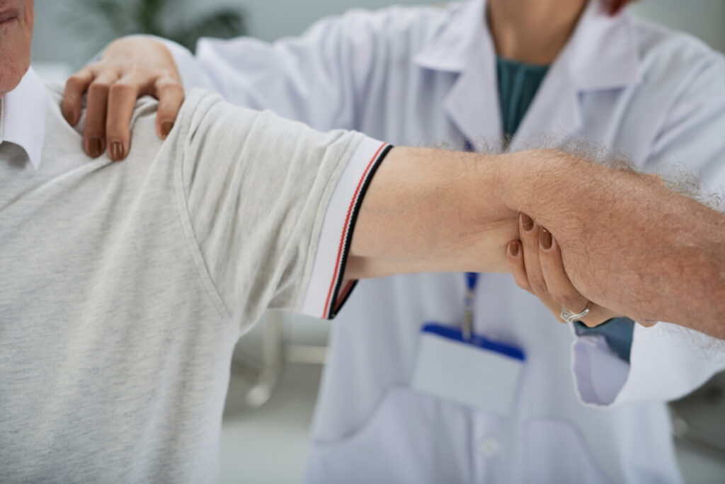 homem fazendo fisioterapia para tratar artrite