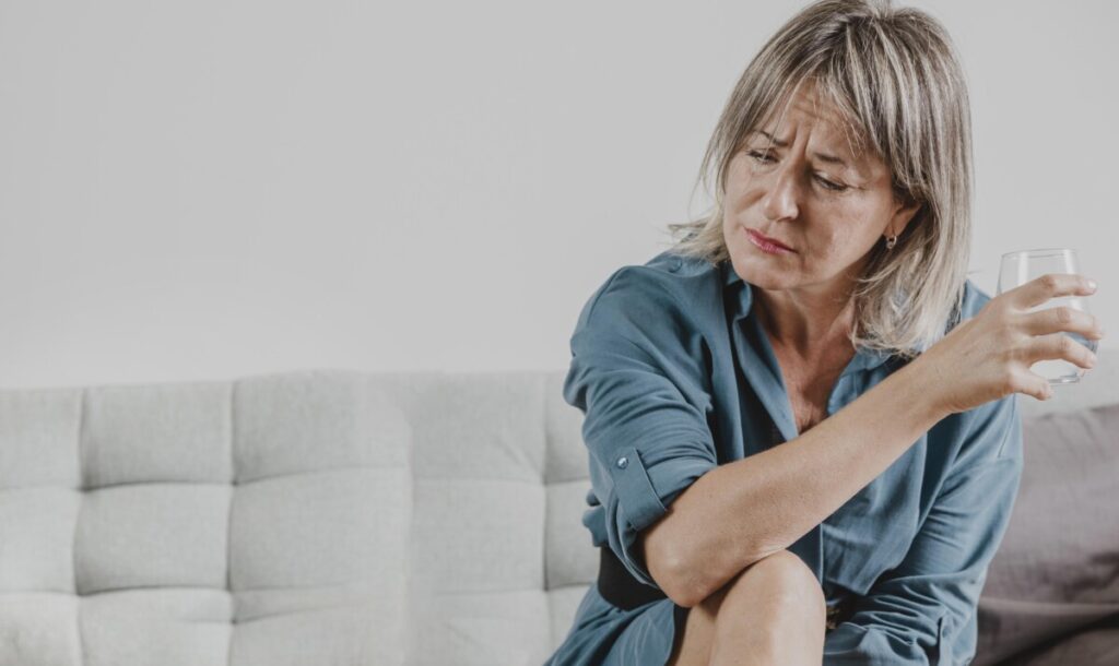 mulher com fibromialgia nos braços