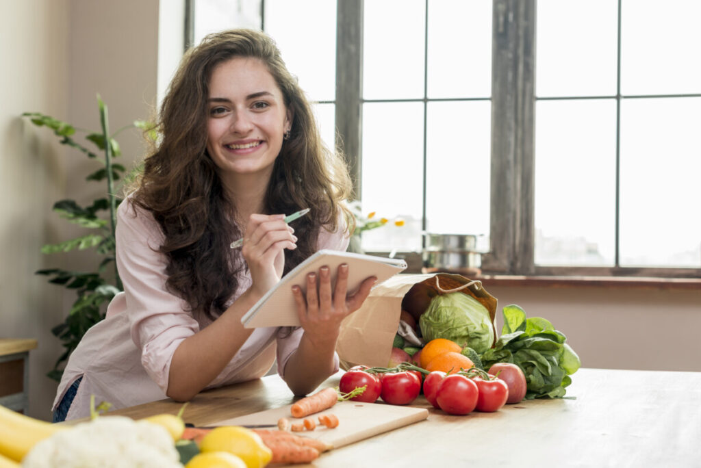 mulher com alimentos saudáveis